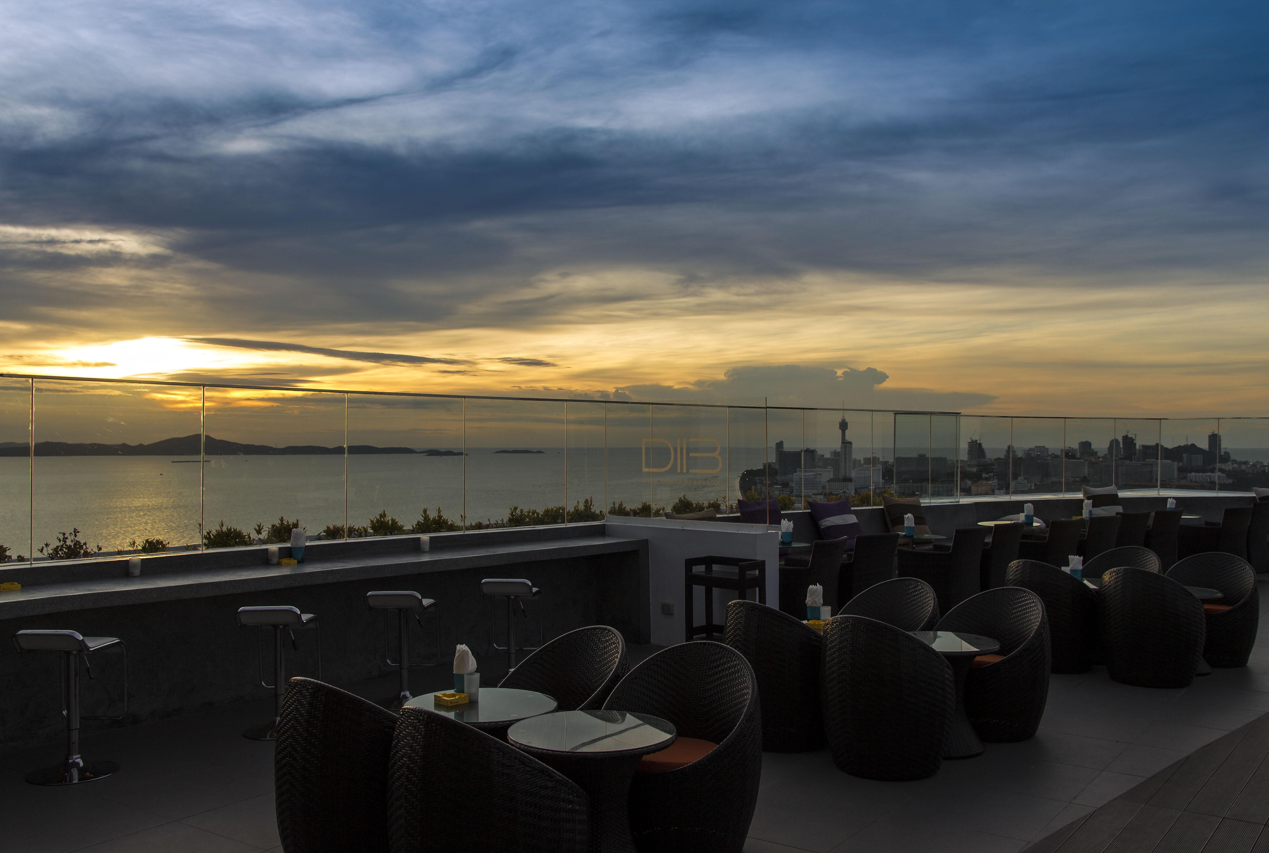 D Varee Jomtien Beach, Pattaya Praia de Jomtien Exterior foto Sunset at the rooftop bar