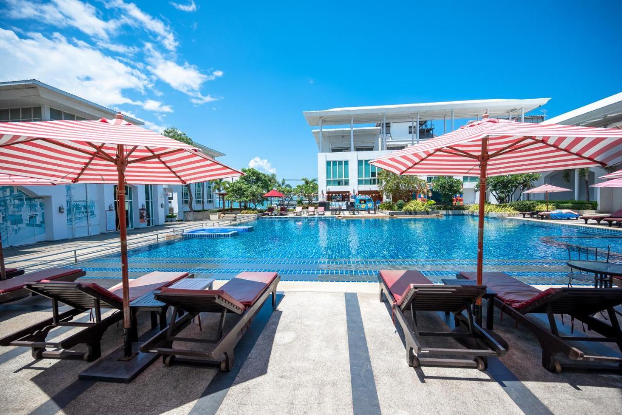 D Varee Jomtien Beach, Pattaya Praia de Jomtien Exterior foto The swimming pool at the resort