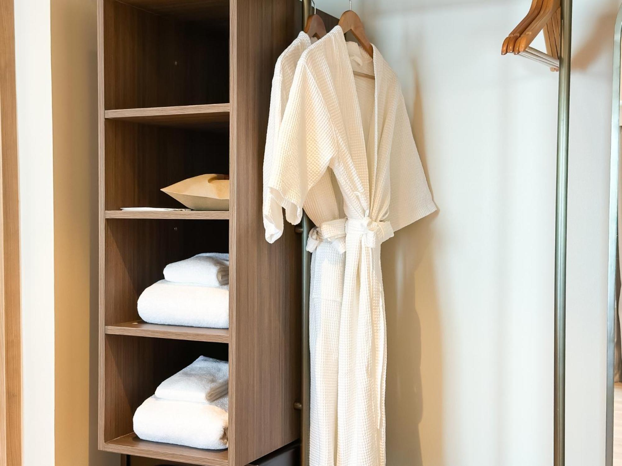 D Varee Jomtien Beach, Pattaya Praia de Jomtien Exterior foto A bathrobe hanging on a hanger