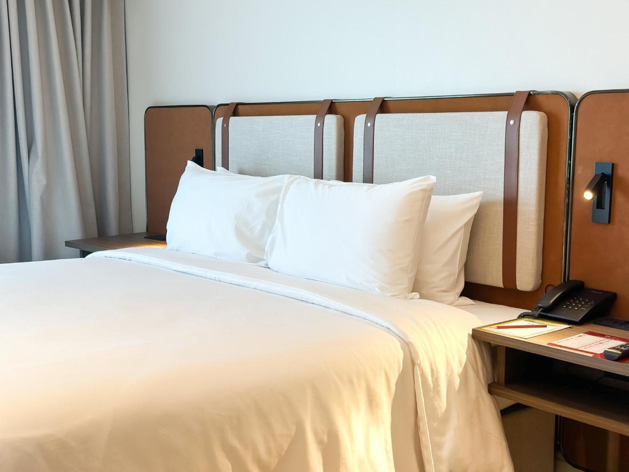D Varee Jomtien Beach, Pattaya Praia de Jomtien Exterior foto A bed with a telephone